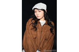 ≠ME鈴木瞳美、ブラウン×白コーデで美脚スラリ クールな表情に「いつもと雰囲気違う」「お人形さんみたい」の声【TGCあいち・なごや2026】