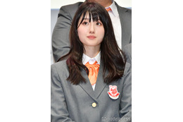 “可愛すぎる新喜劇女優”小寺真理、スラリ美脚際立つ上目遣いショット公開「見惚れる」「セクシー」と反響