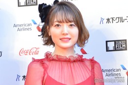 花澤香菜、ミニ丈＆黒タイツで美脚際立つ「スタイル良すぎ」「服装めちゃくちゃ可愛い」と反響
