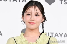 元日向坂46渡邉美穂、ショーパン姿の撮影オフショットに視線集中「可愛すぎる」「サンダルの養生テープが現場感満載」