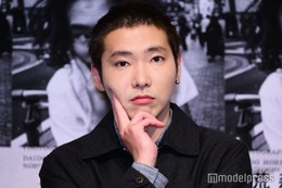 柄本佑、世界的アイドルのファンを告白「2人でドームにライブ行きました」ベテラン俳優との“推し活”も明かす