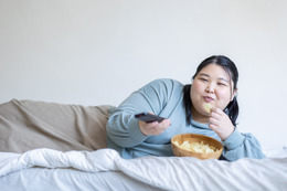 甘いものがやめられない…更年期の女性がやりがち！実は「避けたほうがいい食べ方」とは？【栄養専門医が解説】