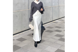 ユニクロの白タートルが名脇役。サテンスカートを冬から楽しむ大人のクリーンな着こなしテク【40代の毎日コーデ】