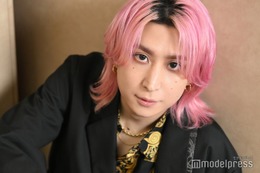 Snow Man佐久間大介「もっと演技が上手くなりたい」ひたむきな向上心から明かした本音 グループ活動と重なる座長像とは【「スペシャルズ」インタビュー前編】