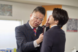 山下智久、泥だらけ＆胸ぐらをつかまれる姿、さらには一触即発!?『正直不動産』場面写真