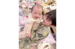 「愛が強め」辻希美、“妹が大好き”三男と次女の仲良し抱っこSHOTを公開 画像