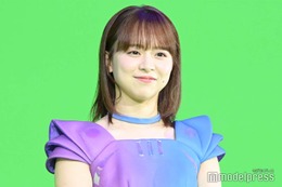 AKB48グループ4代目総監督、美ウエストのぞくミニ丈衣装に絶賛の声「くびれ綺麗」「ビビットカラー似合う」 画像