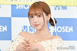 三上悠亜、美スタイル際立つノースリセットアップ姿「色白で発光してる」「純白コーデ似合う」と反響 画像