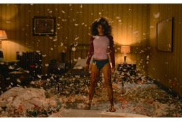 「燃える斧は実用的」無双メイド演じたザジー・ビーツが壮絶バトル語る『ゼイ・ウィル・キル・ユー』場面写真も 画像