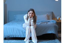 「明日も早いのに…」不安や緊張で眠れない！そんな夜には“セルフタッチ”が効果的？──メンタルヘルスの専門家がおすすめする触り方3つ