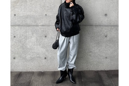 ZARAのレザージャケットでハンサムに。モノトーンで魅せる最旬スポーティスタイル【40代の毎日コーデ】 画像