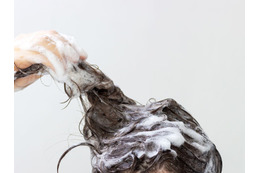 お風呂キャンセルしたい夜に。清潔感だけは死守する「大人の頑張らないヘアケア」 画像