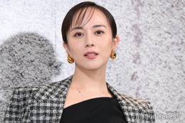 比嘉愛未、介護職の父が描いた巨大アート公開「感動した」「情熱が伝わってくる」の声