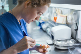 「傑作」とSNSで絶賛！人手不足の病棟で看護師フロリアが冷静かつ正確にマルチタスクこなす『ナースコール』本編映像