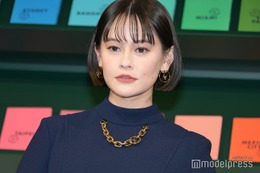 emma、ミニワンピで美脚披露「全身のバランスが神」「透明感溢れてる」と反響 画像