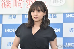 篠崎愛、美脚際立つ膝上丈スーツ姿公開「綺麗すぎる」「絵になる」の声 画像