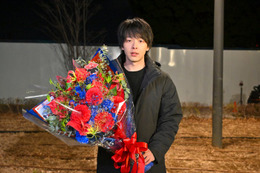 中村倫也「DREAM STAGE」クランクアップに池田エライザら駆けつける NAZEはオールアップで涙ぐむ