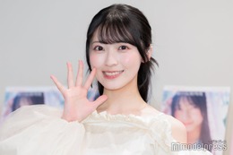 AKB48佐藤綺星、透けニーハイソックス×ミニスカ衣装で魅了「可愛すぎて叫んだ」「アクスタにして飾りたい」