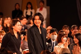 3冠受賞のSixTONES松村北斗、レカペ2回目 フォーマルなスーツ姿でにこやかに会釈【第49回日本アカデミー賞】 画像