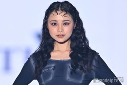 林芽亜里、美脚際立つミニ丈ボトムス身にまとい堂々ランウェイ 印象ガラリのウェービーヘアで新境地【TGC2026 S/S】 画像