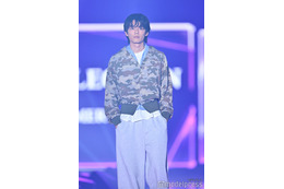 日向亘、迷彩柄パーカー×レイヤードでおしゃれなコーデ「イケメン」「着こなせるのすごい」と反響【TGC2026 S/S】