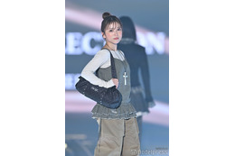 矢吹奈子、フリルトップスに大ぶりネックレスでアクセント「メイクも可愛い」「お団子ヘア似合う」の声【TGC2026 S/S】