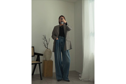 チェック柄ジャケットを味方に。インナーで遊び心を添えた大人のデニム着こなし【40代の毎日コーデ】