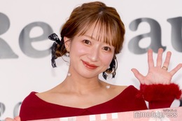 辻希美、第5子・夢空（ゆめあ）ちゃん抱っこしながらの外食ショット公開「紙エプロンの付け方笑った」「大人しくてすごい」の声