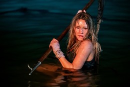 “サメ大好き”デンジャラス船長＆絶対絶命の主人公捉える『デンジャラス・アニマルズ 絶望海域』場面写真