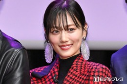 山下美月、ミニスカから美脚スラリ「骨格が神」「女神」と反響続々
