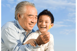 80代の祖父が3歳のひ孫のために豹変！？　膝の痛みも忘れて”床を這い回る”理由に「感動した」 画像