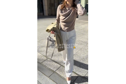 春の着やせするリブニット。選ぶコツはデコルテのデザインとフィット感【40代の毎日コーデ】