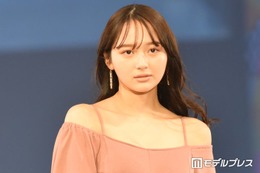 加藤栞、海辺ビキニショットで圧倒的美スタイル披露「半分以上が脚で衝撃」「見返り美人」の声