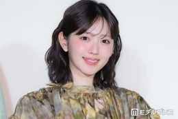 鈴木愛理、花柄上品ワンピで魅力放出 モットー明かす「絶対にやるっていうほうを選んで…」