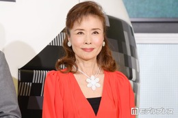 大物女性歌手、茶色タイツ×ショーパンで美脚スラリ「スタイル良すぎてびっくり」「立ち姿が美しい」と反響