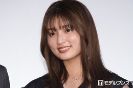 吉川愛、大胆ワンショルダースリットドレス姿に絶賛の声「大人の色気」「ドキッとした」