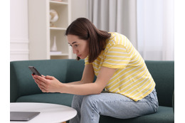 二の腕が太いのはスマホのせい？くびれ消失、背中のハミ肉…ついやりがちな「あの姿勢」が、オバ見え体型を加速させる!?