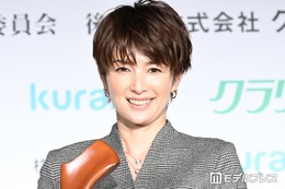 吉瀬美智子「秋までに髪を伸ばす予定」新ヘアスタイル披露「世界一似合う」「柔らかな雰囲気も素敵」と反響 画像