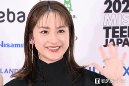 平祐奈、美脚際立つ春色セットアップ姿が話題「スタイル良すぎ」「いつもと違う雰囲気にドキッとした」