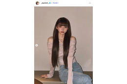 侍ジャパン小園海斗選手の妻・渡辺リサ「スポーツ観戦しかしてない」ミニスカ×ユニで美脚スラリ「スタイルが異次元」「脚が綺麗」の声