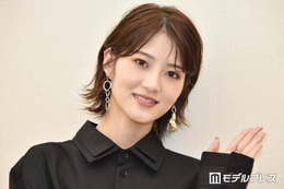 元乃木坂46若月佑美、素肌際立つ純白ウエディングドレス姿「透明感すごい」「美しすぎて見惚れる」とファン悶絶 画像