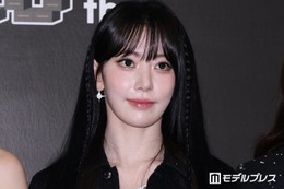 LE SSERAFIMサクラ、美脚際立つミニワンピ×ジャケットコーデ披露「おしゃれすぎる」「犬の散歩してるだけで絵になる」の声