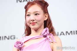 TWICEナヨン、透け感タイツ×ショーパンコーデで美脚チラリ「女神降臨」「スタイリング完璧」と絶賛の声
