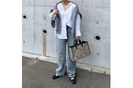 白シャツ×デニムを今年らしく。シルエットで差をつける大人の洗練デイリーカジュアル【40代の毎日コーデ】 画像