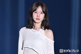 本田紗来、オフショル×ミニ丈で美スタイル際立つ 笑顔封印ランウェイ【超十代2026】 画像