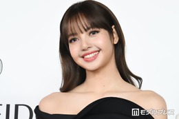 BLACKPINKリサ、両親との3ショットが話題「目元が似てる」「絵画のよう」