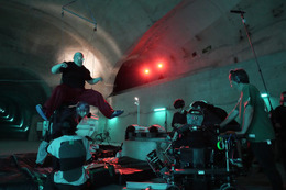 Snow Man目黒蓮、重さ8kgの“ふくよかな坂本”特殊メイク姿で軽やかアクション披露 実写「SAKAMOTO DAYS」メイキング解禁 画像