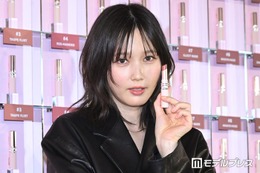 本田翼、レザーワンピ×黒ストッキングでほっそり美脚披露 多幸感メイクで華やかオーラ放つ【YSL LOVENUDE HOTEL】 画像