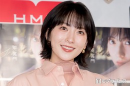 KARA知英、美脚際立つミニスカ探偵風コーデに反響「世界観が素敵」「スタイル良くて憧れる」 画像