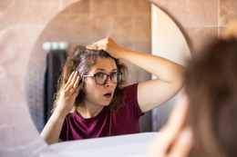 白髪ケアって「年齢に合わせて見直し」が必要なの!?  いつのまにかアイテムも進化してた…！上手な取り入れ方は？【毛髪診断士・伊熊奈美さんが解説】   　